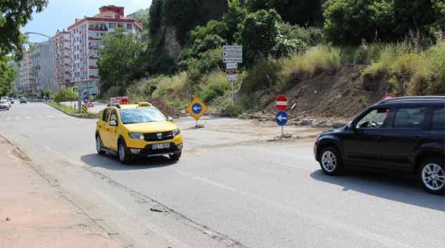 KAMU YOLUNA ZARAR VERİP TRAFİĞİ TEHLİKEYE SOKUYOR!