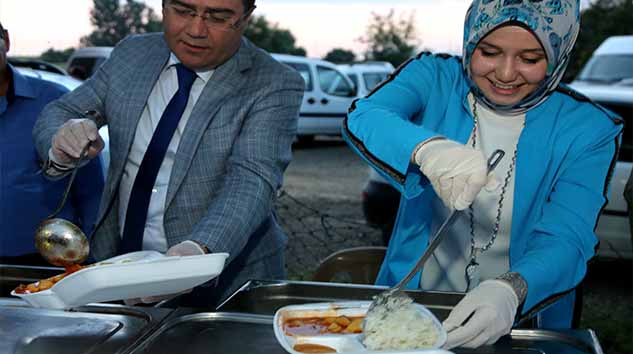 Taşçı, eşiyle birlikte yemek dağıttı...