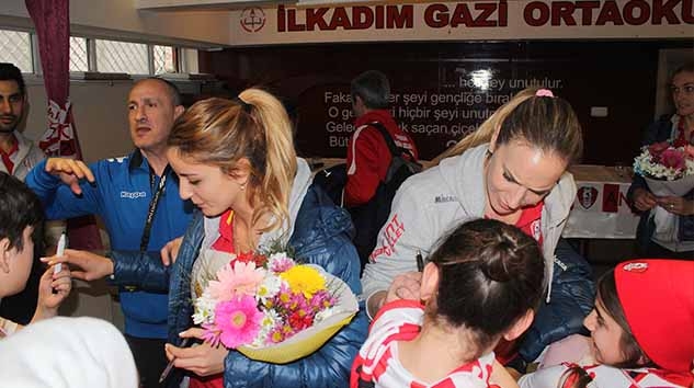 ANEKENTİ VOLEYBOLCULAR GAZİ ORTAOKULUNDA