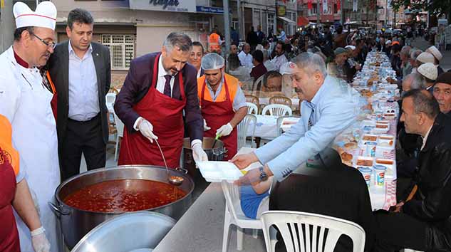 İLK HALK İFTARINI GOP VE KEMALPAŞA'DA YAPTI