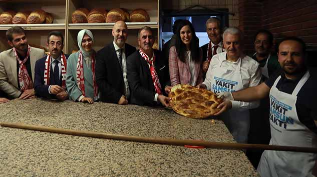 SAHUR PİDELERİ BAŞBAKAN YILDIRM'DAN