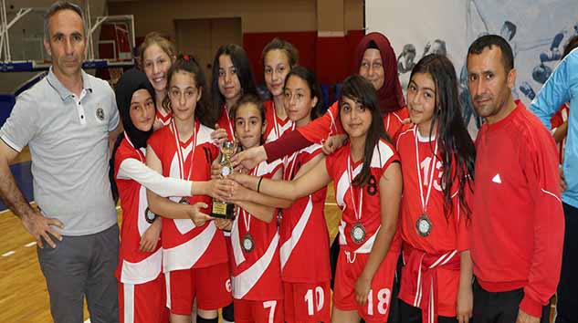 KÜÇÜK KIZLAR FUTSAL İL BİRİNCİLİĞİ MÜSABAKALARI SONA ERDİ