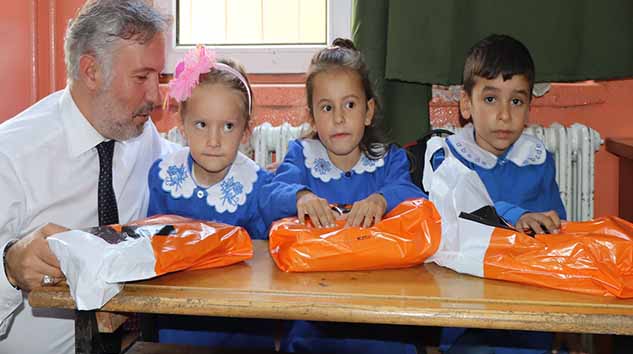 AYVACIK BELEDİYESİNDEN ÖĞRENCİLERE HEDİYE!