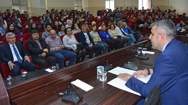 Farklı Kuşaklardan Mezunlar Öğrencilerle Buluşuyor