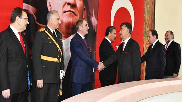 YAŞAYAN ATATÜRK SALONU'NDA TEBRİKLERİ KABUL ETTİ