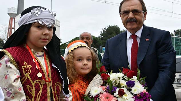 Başkan Zihni Şahin'e minik öğrencilerden sevgi seli…