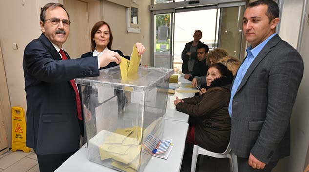 Zihni Şahin Eşi İle Birlikte Oyunu Kullandı