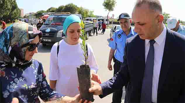 Mezarlık Ziyareti Yapan Vatandaşlara Ücretsiz Fidan Dağıtıldı!