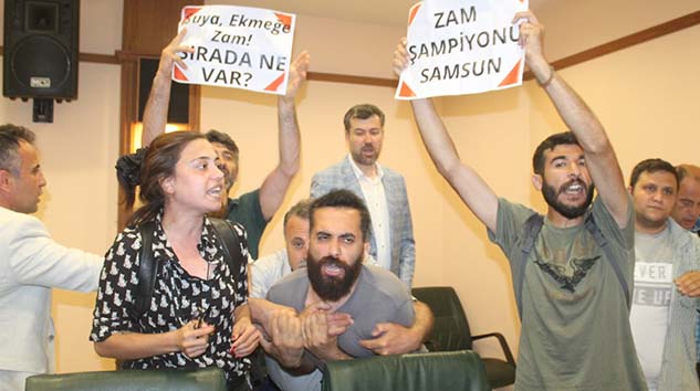 Büyükşehir Meclisinde Su ve Ekmek Zammı Protestosu