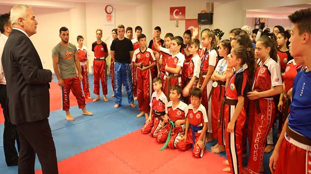 KİCK BOKS SPORCULARINA SÜRPRİZ MORAL ZİYARETİ