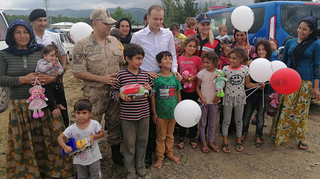 Çocuklardan, Kaymakam ve Jandarmaya Sevgi Yumağı