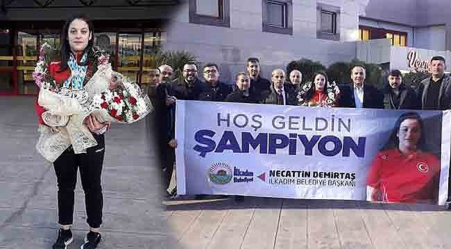 Şampiyon Esma Alper Çiçeklerle Karşılandı