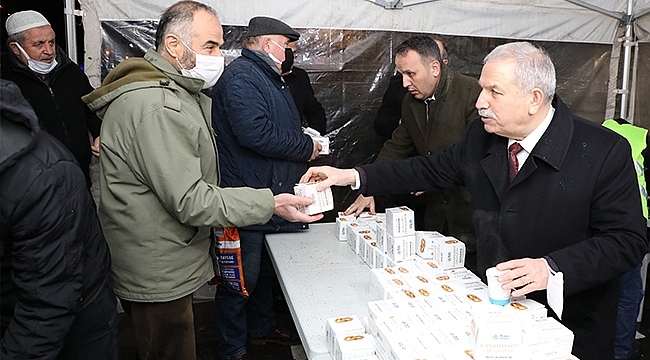 Başkan Demirtaş, Büyük Camii'nde Kandil Simidi Dağıttı 