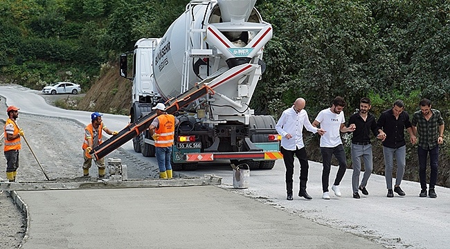 Yeni Yapılan Yolu Horon Teperek Kutladılar...