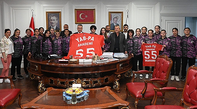 YAB-PA Akademi U-17 Kadınlar Türkiye Şampiyonası Öncesi Başkan Kurnaz'ı Ziyaret Etti