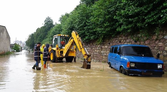 Su Baskınlarına Ekipler İş Makineleri İle Müdahale Etti