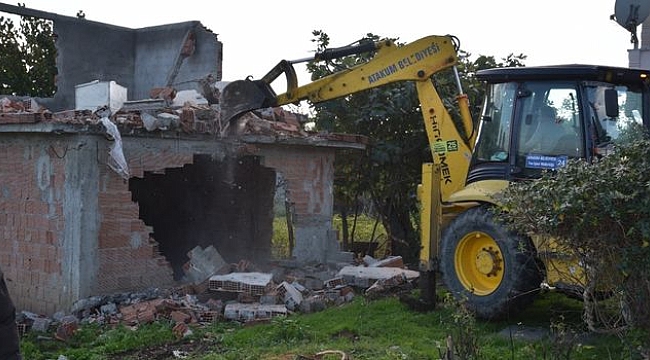 Atakum'da Yolu İhlal Eden Metruk Yapı Yıkıldı