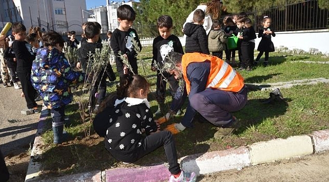 Minik Öğrenciler Atatürk'ü Fidan Dikerek Andı