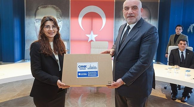 Başkan İbrahim Sandıkçı'dan Öğretmenlere Laptop