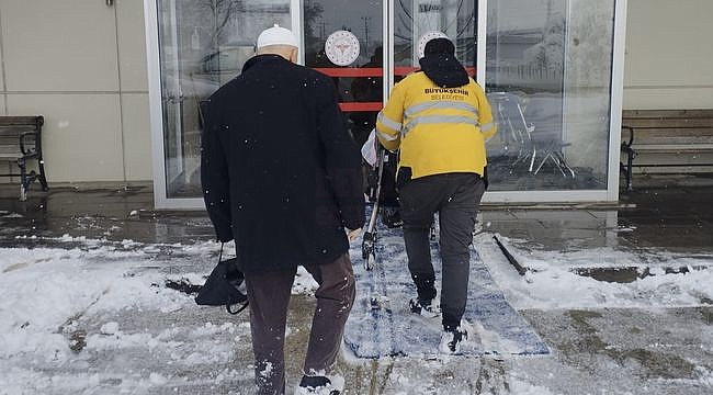 Büyükşehir, Diyalize Gidemeyen Hastayı Hastaneye Ulaştırdı